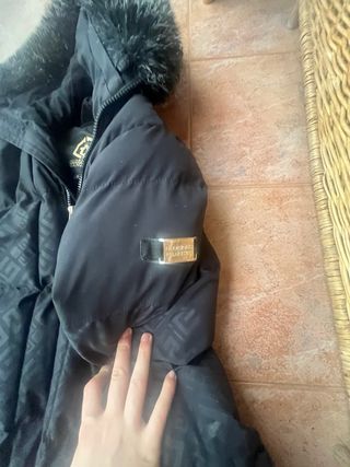 Abrigo negro con capucha y pelo