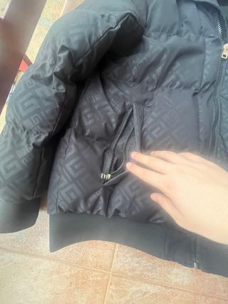 Abrigo negro con capucha y pelo