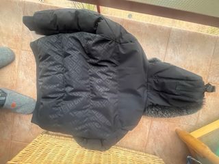 Abrigo negro con capucha y pelo