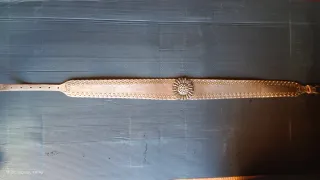 Cintura in pelle da donna con dettagli floreali