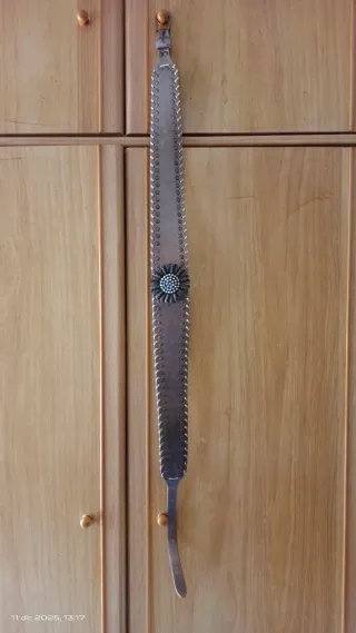 Cintura in pelle da donna con dettagli floreali