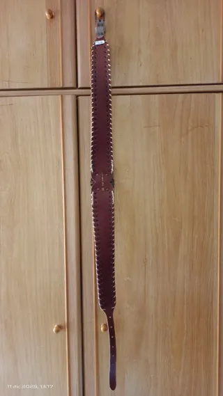 Cintura in pelle da donna con dettagli floreali