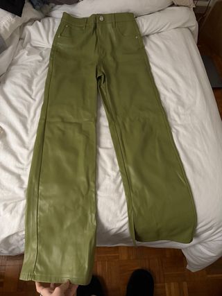 Pantalones verdes efecto piel
