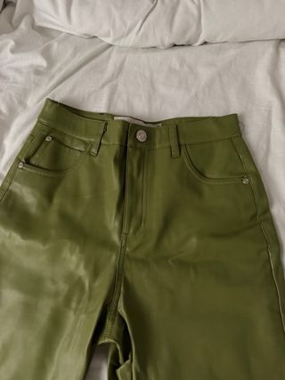 Pantalones verdes efecto piel