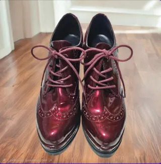 Zapatos charol color burdeos