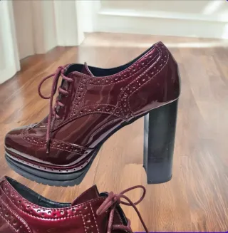 Zapatos charol color burdeos
