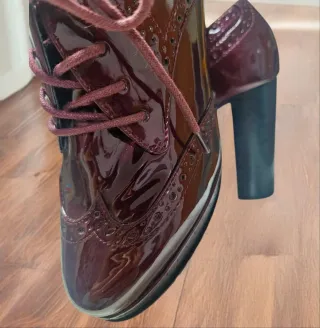 Zapatos charol color burdeos