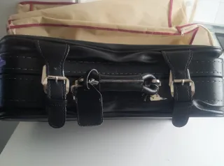 Maleta de piel negra vintage