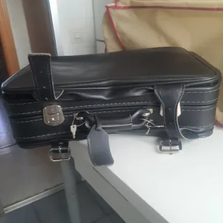 Maleta de piel negra vintage