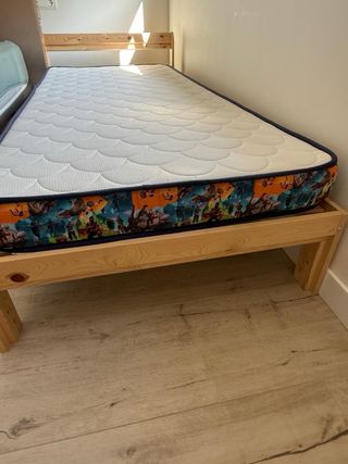 Cama infantil de madera y colchon biscoelastico