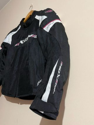 Chaqueta Cazadora Ixon Biker Moto Negra y Rosa