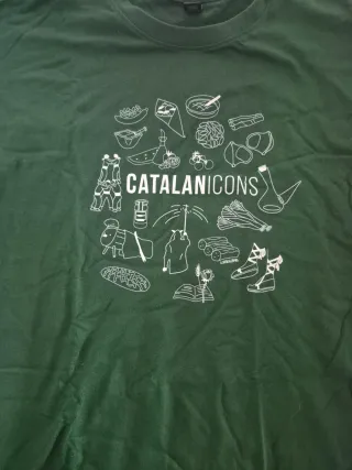 Camiseta con dibujo en blanco