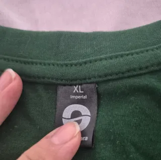 Camiseta con dibujo en blanco