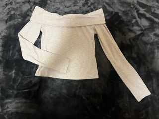 Camisa gris hombros descubiertos