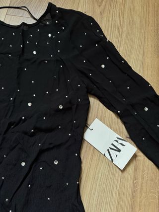 Blusa negra apliques Zara