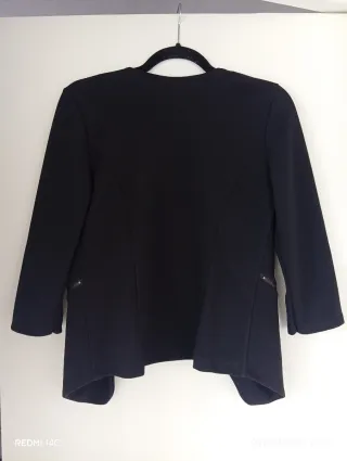 Chaqueta negra elegante se le pone un broche