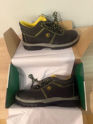 Zapatos de seguridad negros y amarillos
