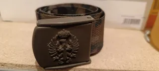 Cinturón militar con hebilla decorada