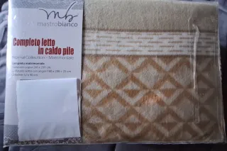 Piumone matrimoniale pile beige/marrone.