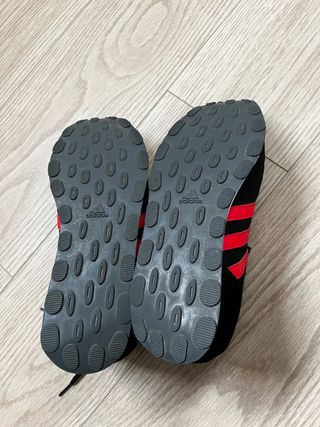Zapatillas Adidas Negras y Rojas Talla 45