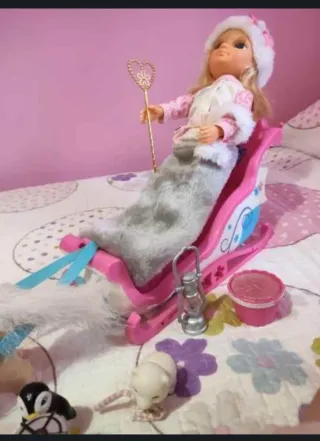 Nancy en la nieve con trineo y accesorios