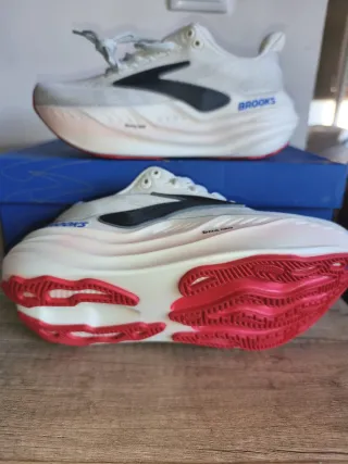 Zapatillas Brooks Blancas y Rosas