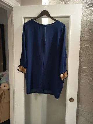 Camisa azul con detalles dorados