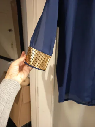 Camisa azul con detalles dorados