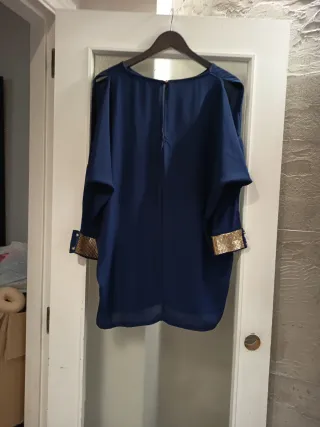 Camisa azul con detalles dorados