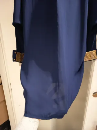 Camisa azul con detalles dorados