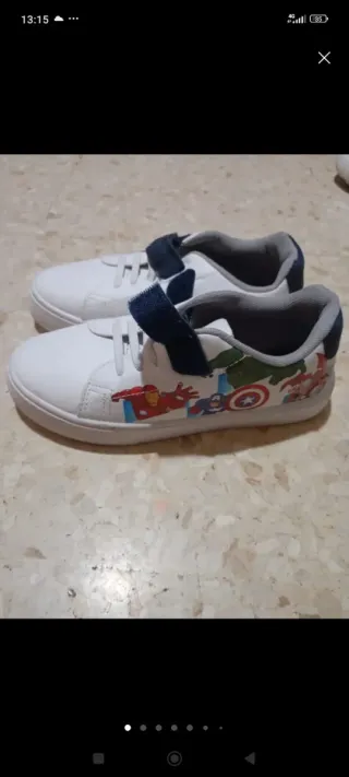 Tenis Blancos con Diseño de Superhéroes