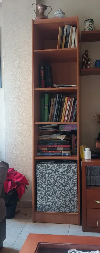 Scaffale in legno e tessuto