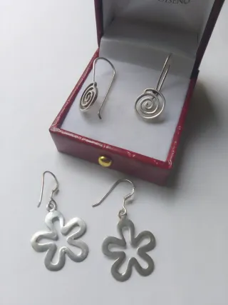 Pendientes largos de plata con diseño.