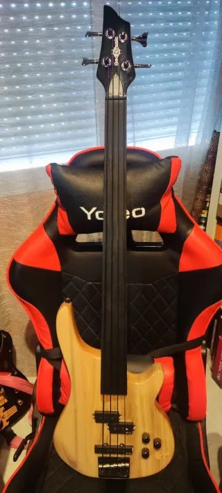 Bajo fretless con muchas mejoras