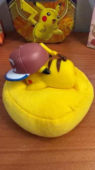 Peluche Pikachu dormiente con cappellino