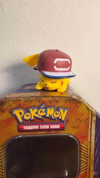 Peluche Pikachu dormiente con cappellino