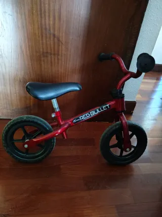 Bicicleta de equilibrio roja