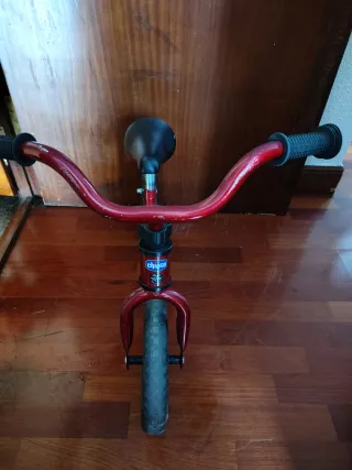 Bicicleta de equilibrio roja