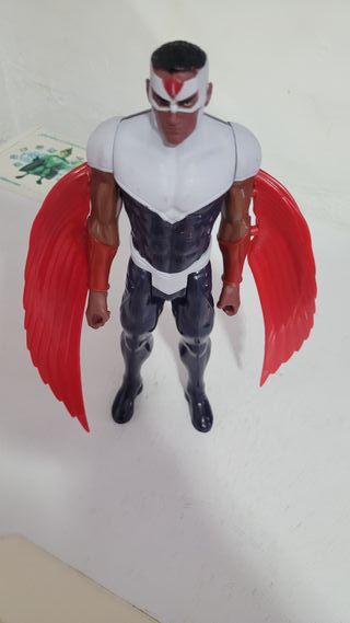 Figura Falcon con Alas Rojas