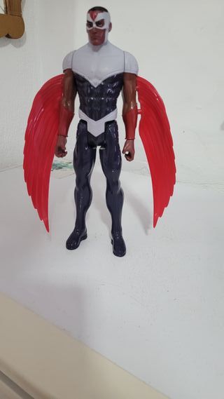 Figura Falcon con Alas Rojas