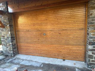 Puerta de garaje de madera