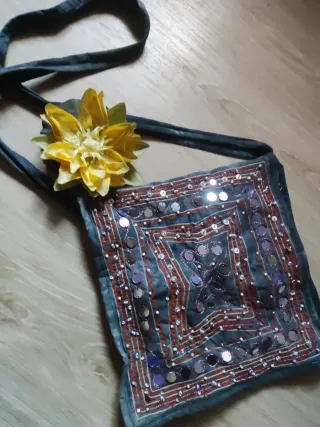 Bolso indio con abalorios