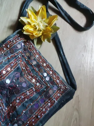 Bolso indio con abalorios