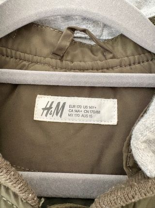 Chaqueta H&M verde con parches NASA