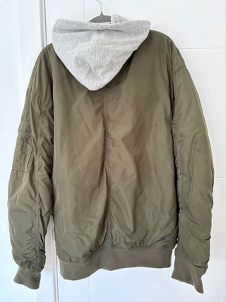Chaqueta H&M verde con parches NASA