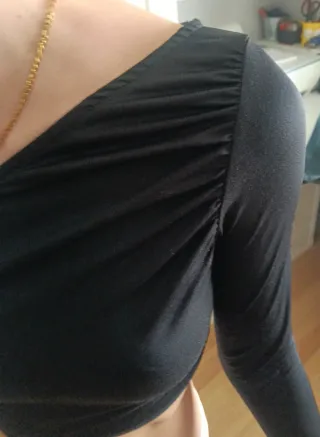 Top negro de 1 manga larga asimétrico