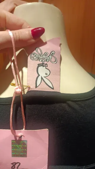 Camiseta Playboy Negra con Detalles Dorados