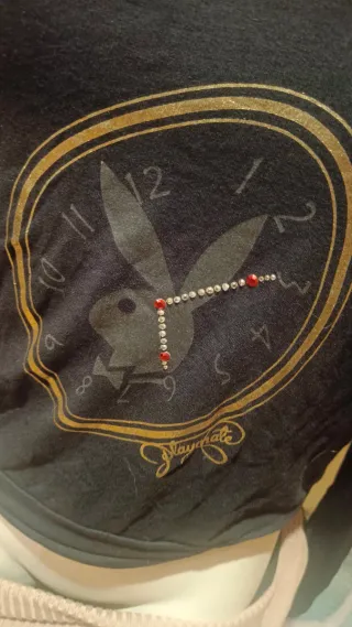 Camiseta Playboy Negra con Detalles Dorados