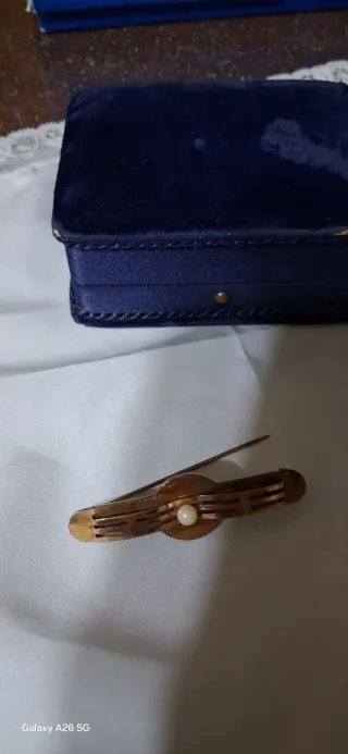 Spilla antica in oro con perla