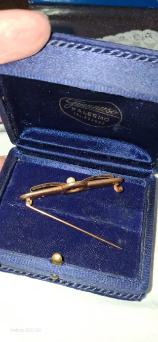 Spilla antica in oro con perla